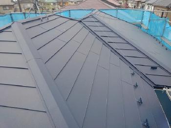 新規の屋根材を取り付けます。