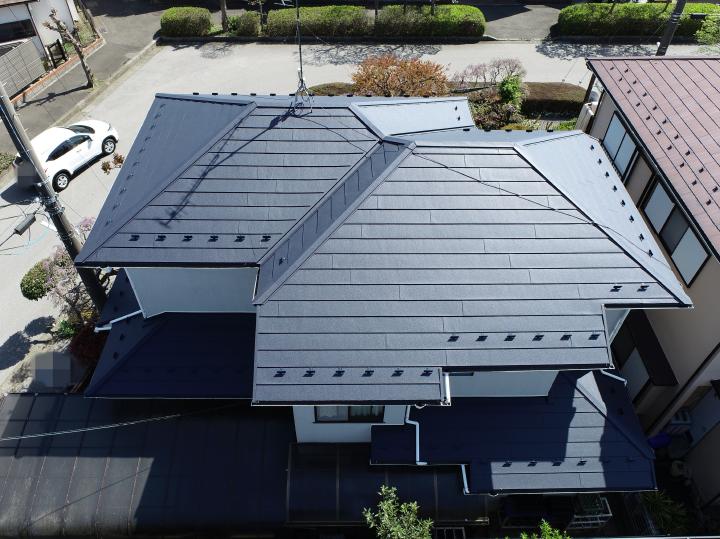 屋根材は軽量で断熱性、耐久性に優れたガルテクトです。