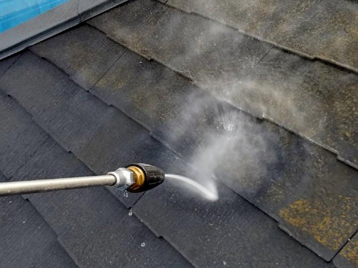 屋根の高圧洗浄の様子です。汚れを落とします。