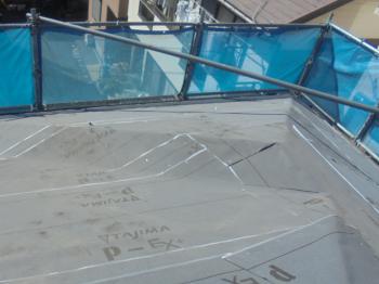 既存の瓦を撤去し、防水紙を敷きます。