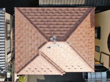 屋根リフォームの完成です。軽量な瓦材「ﾙｰｶﾞ鉄平」。重さは一般的な陶器瓦の約半分。屋根が軽くなることで、地震の際の建物にかかる負担が軽減され、揺れが抑えられます。