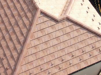 見た目は重厚な瓦そのもの。色はｽﾄｰﾝ・ｵﾚﾝｼﾞ 。一枚ごとのｶﾗｰを絶妙に変化させているので、屋根全体をより自然で豊かな印象にします。