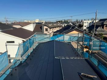 屋根材を取り付けます。