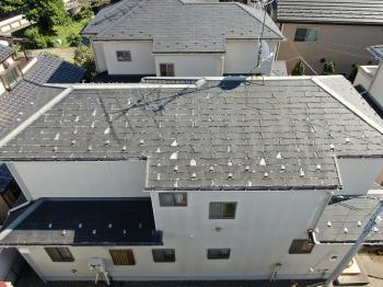 特に北面に屋根材の剥がれ、ひび割れがみられました。