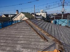 屋根補修の様子です。既存の棟を撤去します。