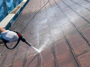 まずは、屋根・外壁の長年の砂埃や苔を高圧洗浄で洗い流します。