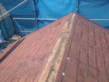 既存の棟板金を撤去しました。