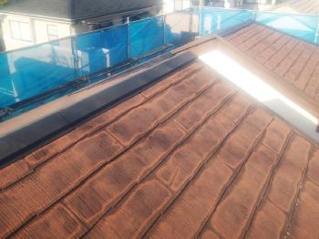 新しい棟板金を設置します。