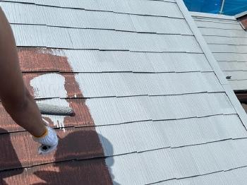 屋根塗装の様子です。まず塗装の第一工程の下塗りです。