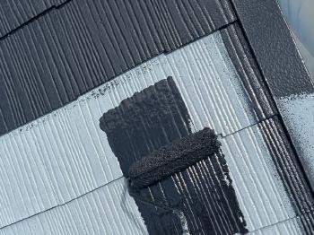 ここから採用した屋根色が登場します。中塗りの様子です。