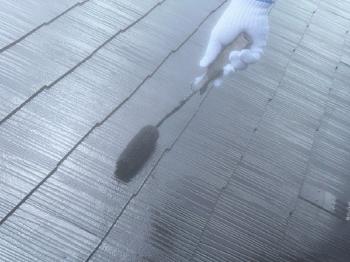 屋根塗装の最終工程上塗りです。再度同じ塗料を重ねることで、本来の光沢と防水性能を最大限に引き出します。