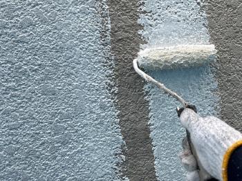 外壁塗装に入ります。下塗りの様子です。