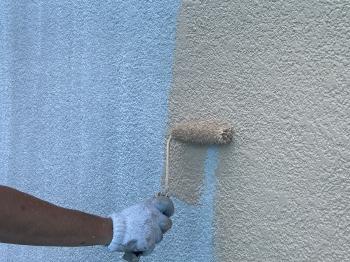 中塗りです。いよいよ外壁に色が乗っていきます。塗り残しがないよう確認しながら進めます。