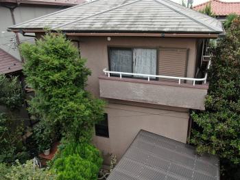 施工前の外壁です。経年劣化により、全体的に汚れや色あせが見受けられました。