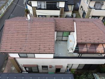 施工前の屋根の様子です。全体的に経年劣化が進行していました。特に棟板金は下地まで腐食が見られたため、新しいものに交換したうえで、屋根全体の塗装になります。