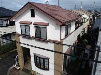 施工前の外壁の様子です。前回の塗装から10年程経過し、全体的に汚れの蓄積や細かな劣化が見受けられました。