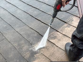 屋根工事を始める前に、まずは長年の汚れや苔を高圧洗浄で洗い流していきます。