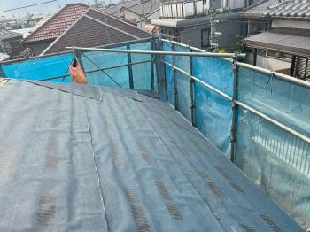 カバー工法に最適な粘着式防水紙を採用。既存屋根との密着度を高め、長期的な防水性を確保します。