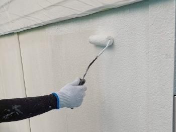 外壁塗装のベースとなる下塗りの工程です。