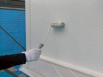 中塗りと上塗りの2工程を経て、いよいよ仕上げです。塗りムラが出ないよう、職人の手で一定の厚みを保ちながら丁寧に仕上げていきます。
