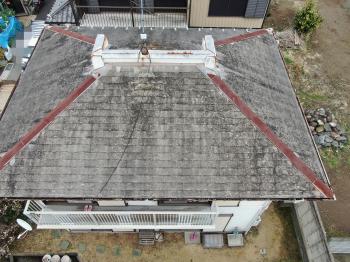 施工前の屋根です。長年の風雨によるダメージにより表面の劣化がかなり進んでいます。