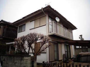 施工前の外壁の様子です。経年変化により全体的な色あせや汚れが見受けられました。