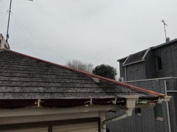 施工前の雨樋です。歪みや割れが生じ、本来の排水機能を果たせていない状態でした。