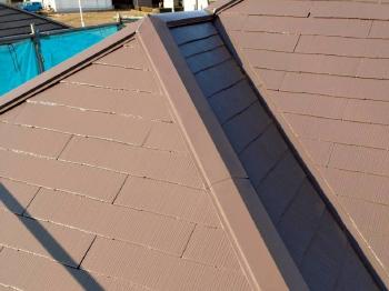 仕上げの上塗りを終え、屋根塗装が完成しました。