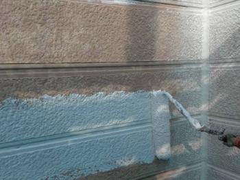 外壁塗装もまずは下塗りから進めます。