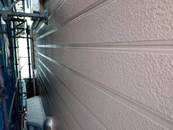 中塗りと上塗りを重ね、ローラーで一塗り一塗り丁寧に仕上げました。