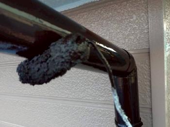 外壁だけでなく、雨樋などの細部もしっかり塗装。お家全体の印象がグッと引き締まります。