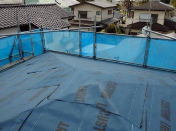 新しい防水シート「ルーフィング」を隙間なく敷き詰めます。粘着タイプを使用することで、雨漏りを長期にわたって防ぎます。