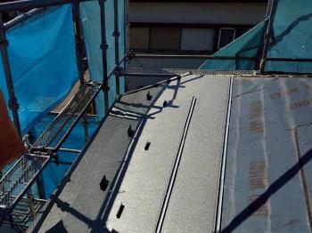 新しい屋根材を丁寧に固定し、あわせて雪止め金具も設置します。