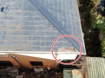 一部スレートが剥がれ、下地が剥き出しの状態でした。このままでは内部の腐食を招きます。