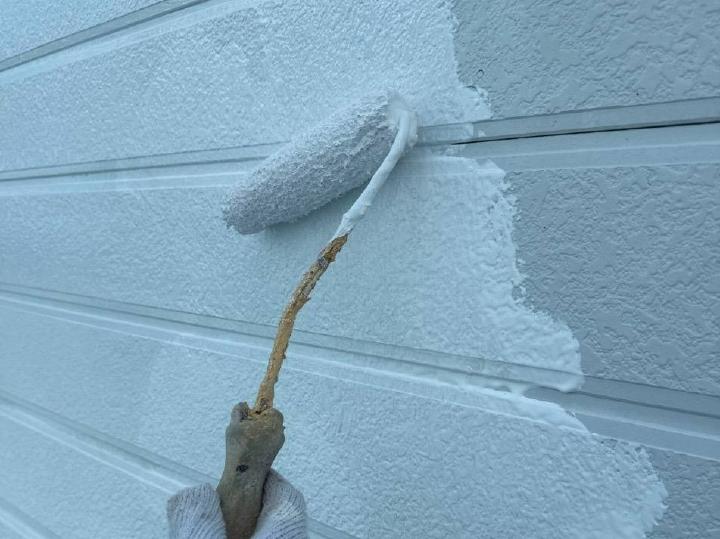 まず、下塗りの工程です。上塗り塗料がしっかりと密着するよう、土台を丁寧に作っていきます。