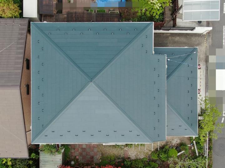 施工後の屋根の様子です。屋根材には、高い耐久性と断熱性を誇る「スーパーガルテクト」を採用しました。カバー工法での施工のため、コストを抑えつつ短期間で美しく仕上げています。