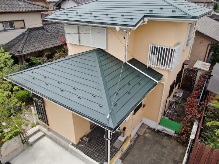 屋根材の色は既存のクリーム色の外壁に合わせ、落ち着きと深みのある「シェイドグリーン」を選択。機能面の向上はもちろん、外壁とのカラーコーディネートにより、お住まい全体の印象が美しくリフレッシュされました。
