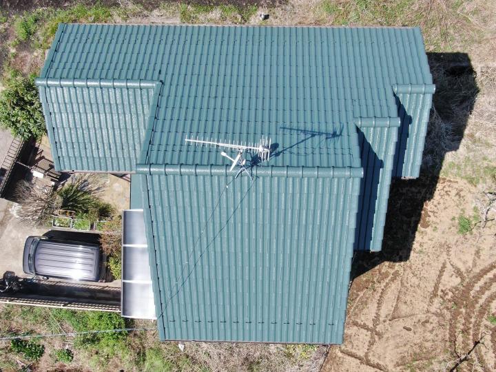 施工後の屋根です。屋根塗料には、高い遮熱性を誇る「スーパーシャネツサーモ」を使用しました。優れた遮熱効果により太陽光の赤外線を効率よく反射し、室内の温度上昇を抑えます。