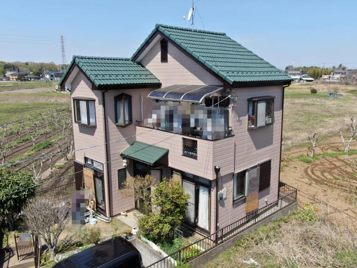 施工後の外壁です。外壁塗料には、優れた耐久性と遮熱性で美しさを長く維持するアステックペイントの「シリコンREVO1000-IR」を採用。上品で落ち着いた「モカ」の外壁色に、鮮やかな「グリーンレイバー」の屋根色が映え、お住まいの印象がガラリと素敵にイメージチェンジしました。