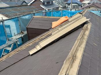 既存の棟板金を撤去します。