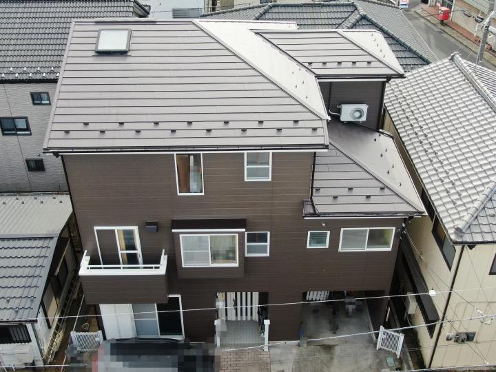 外壁には、高い遮熱性とセルフクリーニング機能を兼ね備えた塗料「超低汚染リファイン1000Si-IR（カラー：アイアンバーグ）」を使用しました。