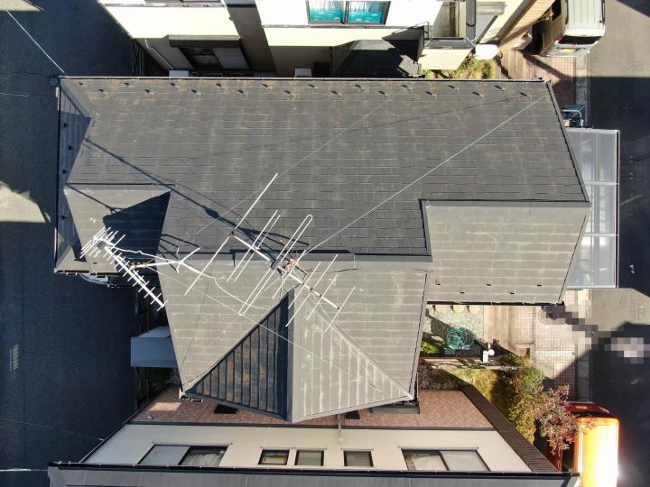施工前の屋根の様子です。経年劣化によりサビが発生し、一部にはひび割れも見られます。
