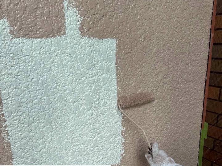 耐久性を引き出すための「中塗り」作業です。細部まで均一に塗り重ねていきます。