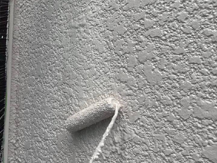 いよいよ仕上げの上塗りです。職人の手で美しく、ムラなく丁寧に塗り上げます。