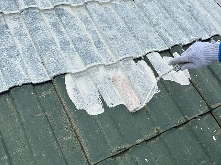 下塗りの様子です。屋根材へ下地材をしっかり浸透させ、塗料の密着力を高めていきます。