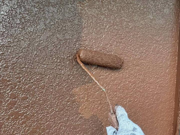 仕上げの上塗りです。細部までムラなく丁寧に塗り上げます。
