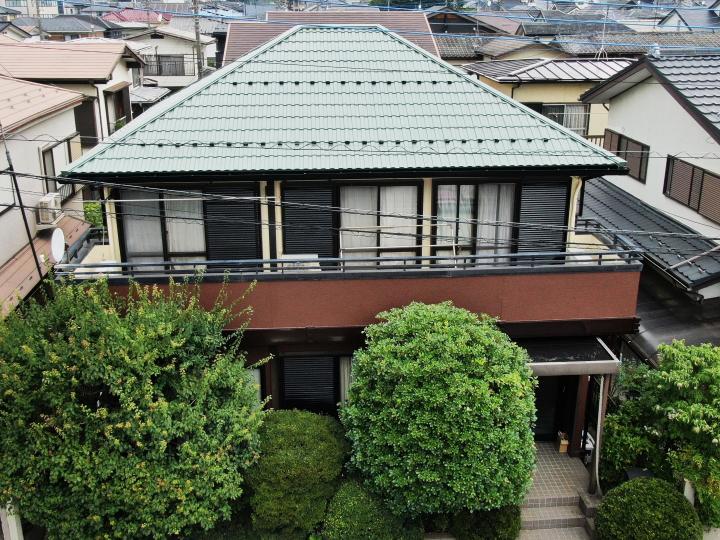 外壁塗料には、アステックペイントの「スーパーラジカルシリコンGH」を採用。緻密な塗膜とラジカル制御技術により、紫外線による劣化を抑えて美観を長く保ちます。「ライトクリーム×ガルブラウン」のツートンカラーで、素敵なお住まいへとイメージチェンジしました。