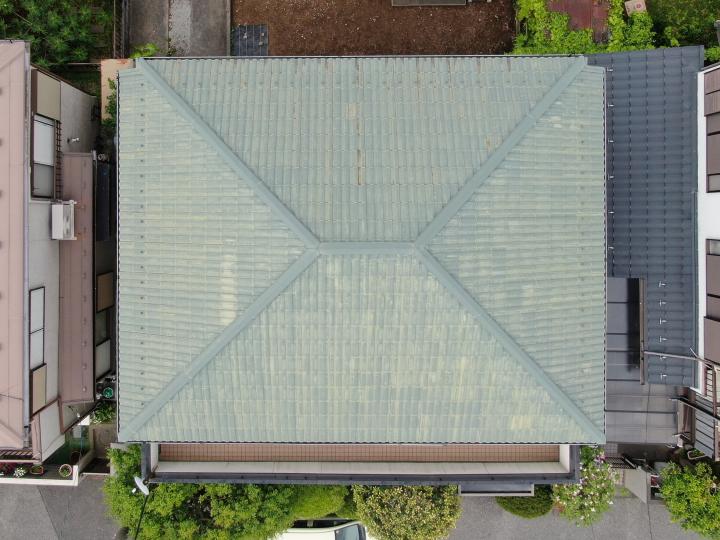 施工前の屋根です。ドローンカメラを活用したところ、屋根に色褪せや苔の発生を確認しました。