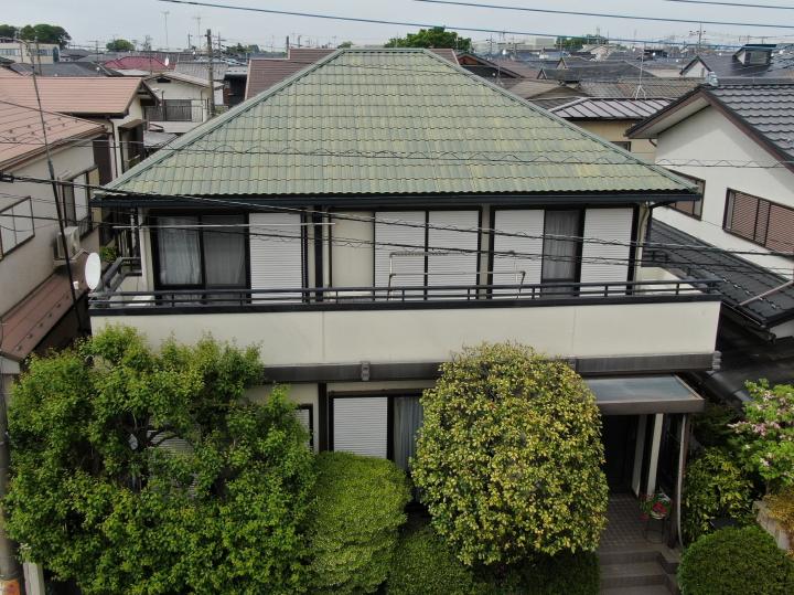施工前の外壁です。経年劣化により全体的に塗膜が退色し、防水性が低下している状態でした。