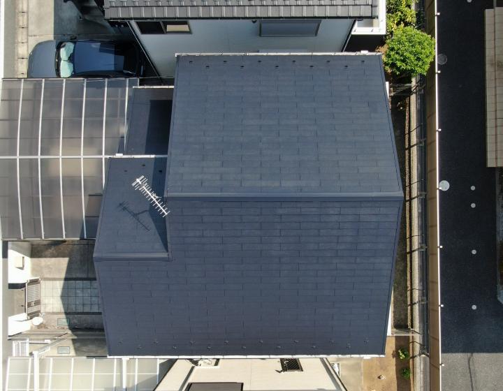 施工後の屋根の様子です。遮熱性に優れたアステックペイントの「スーパーシャネツサーモ」を採用し、室内への熱の侵入をしっかりと抑えます。落ち着きのある「トゥルーブラック」で、住まいの印象が引き締まりました。